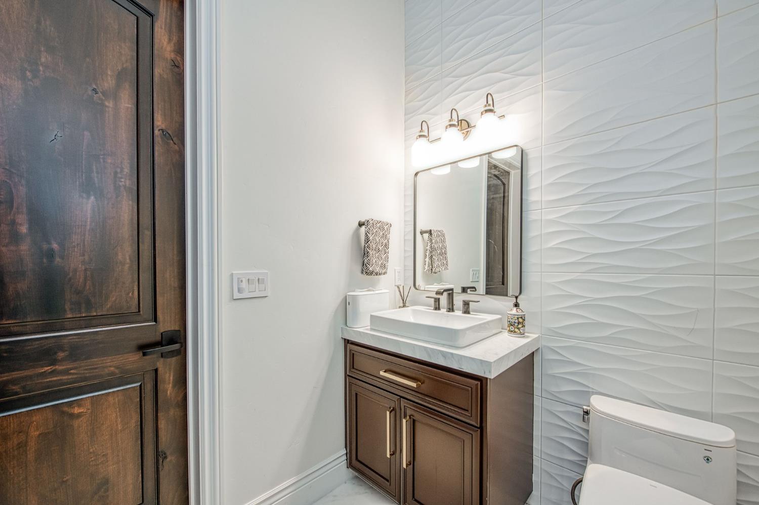 3729 E Queens Ct, Clovis, CA 93619