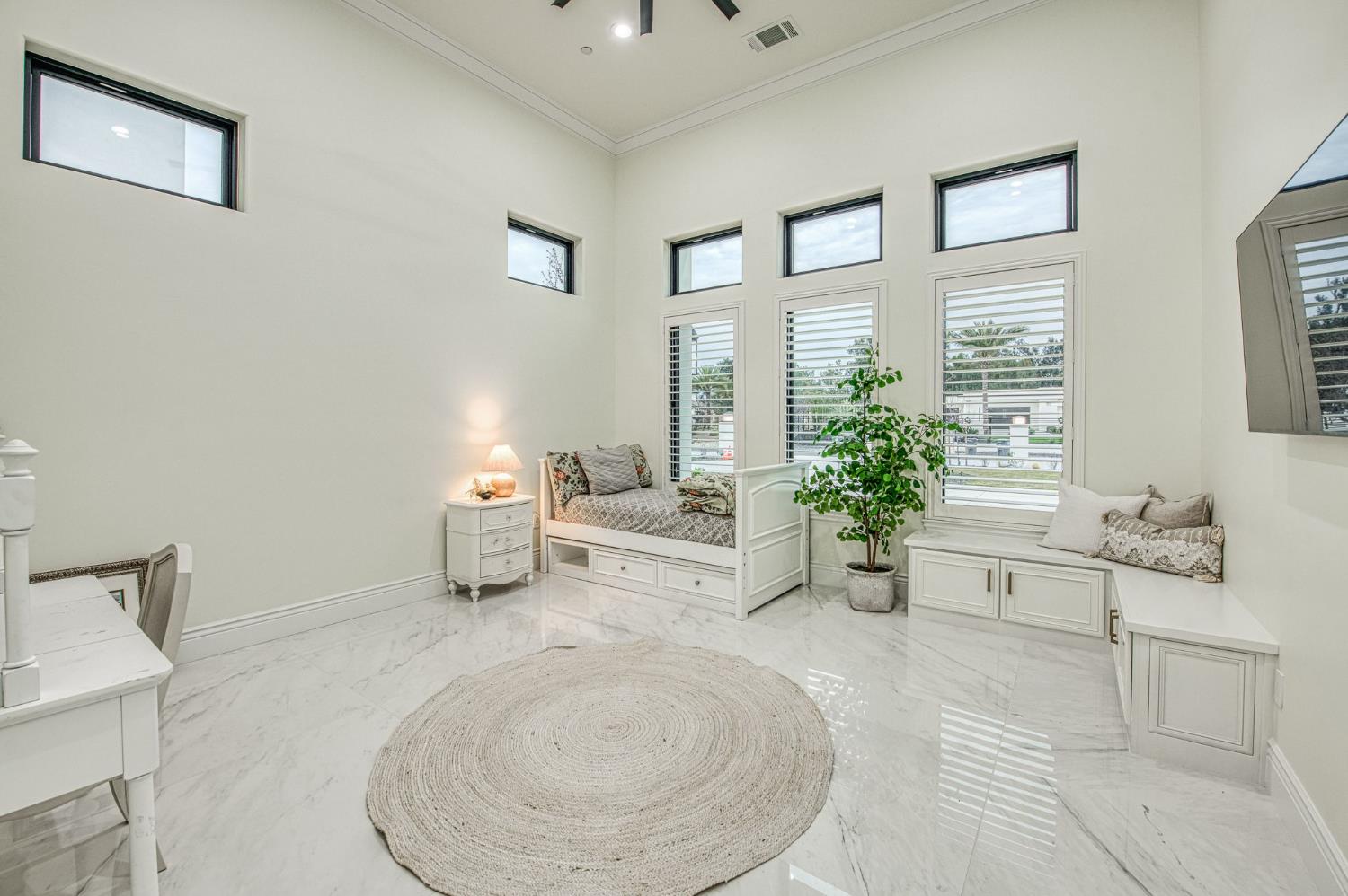 3729 E Queens Ct, Clovis, CA 93619