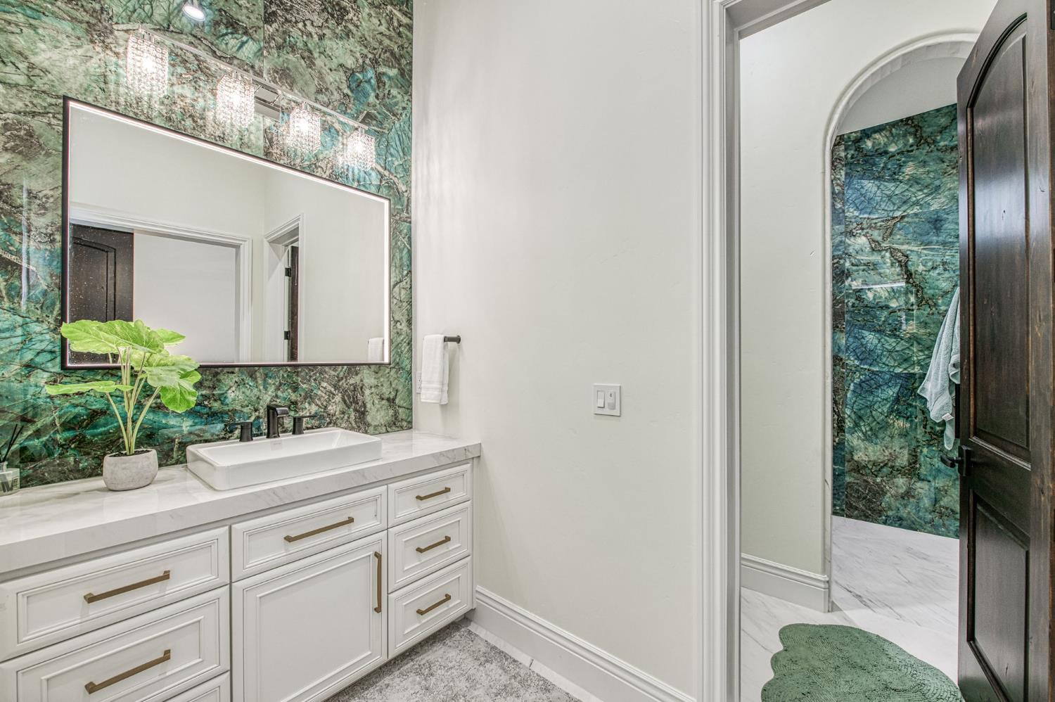 3729 E Queens Ct, Clovis, CA 93619