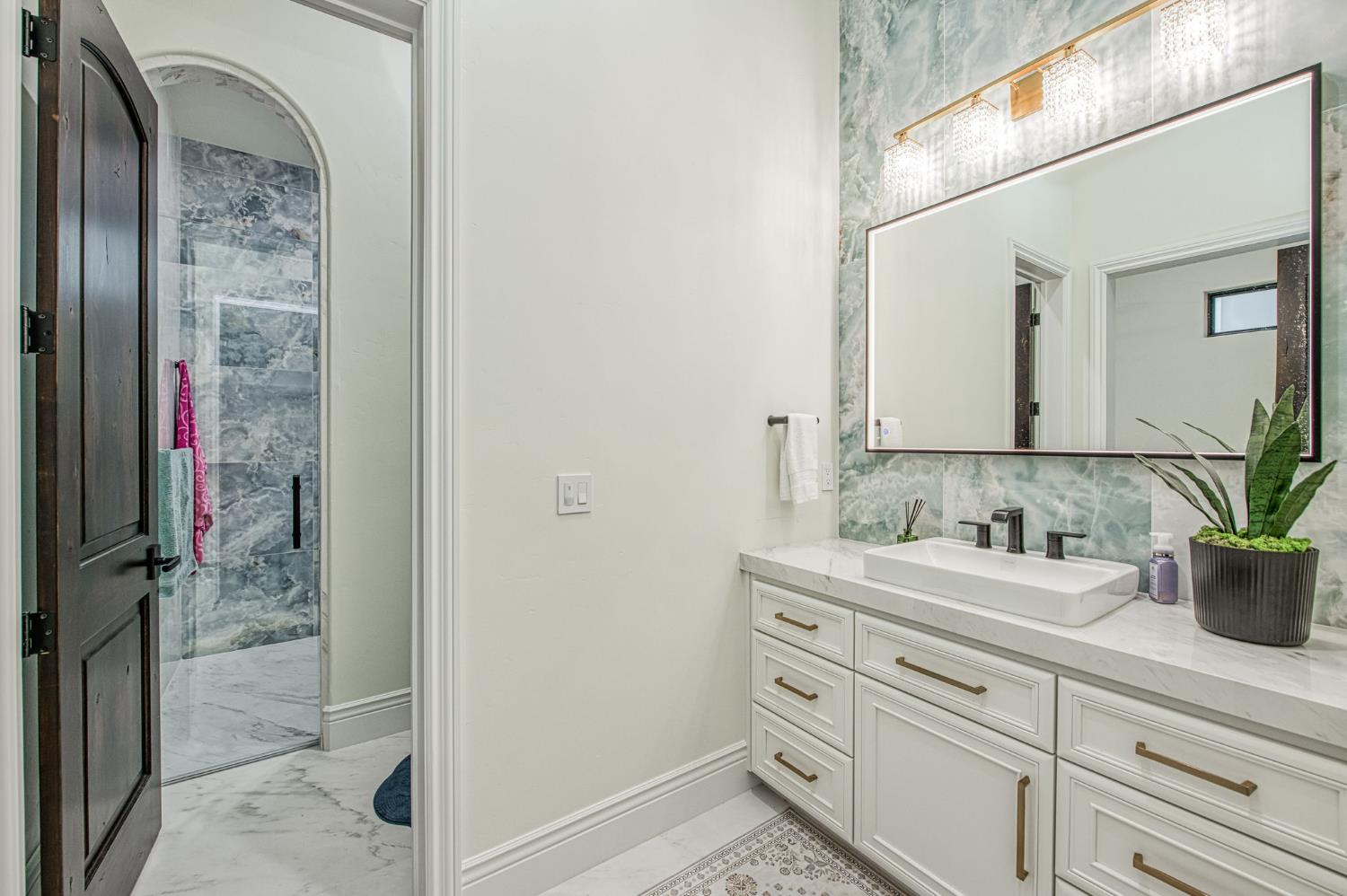 3729 E Queens Ct, Clovis, CA 93619