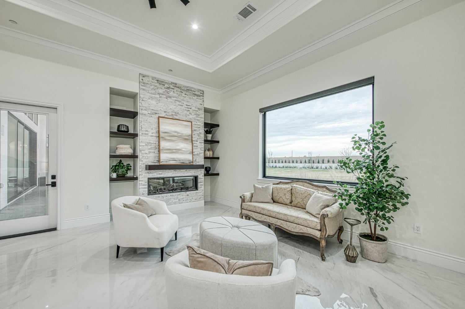 3729 E Queens Ct, Clovis, CA 93619