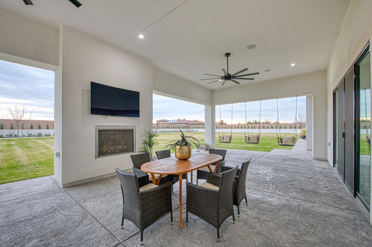 3729 E Queens Ct, Clovis, CA 93619