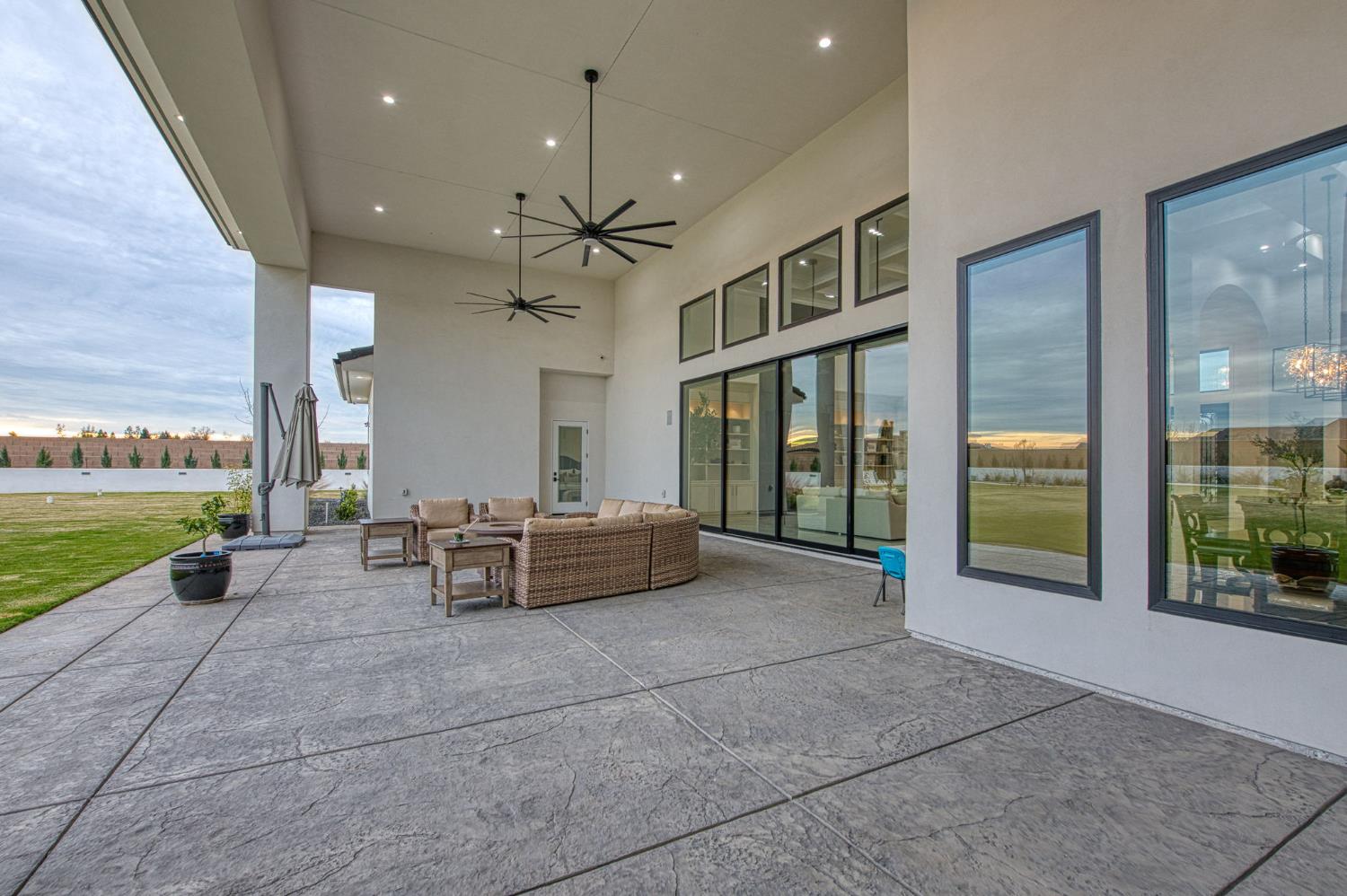 3729 E Queens Ct, Clovis, CA 93619