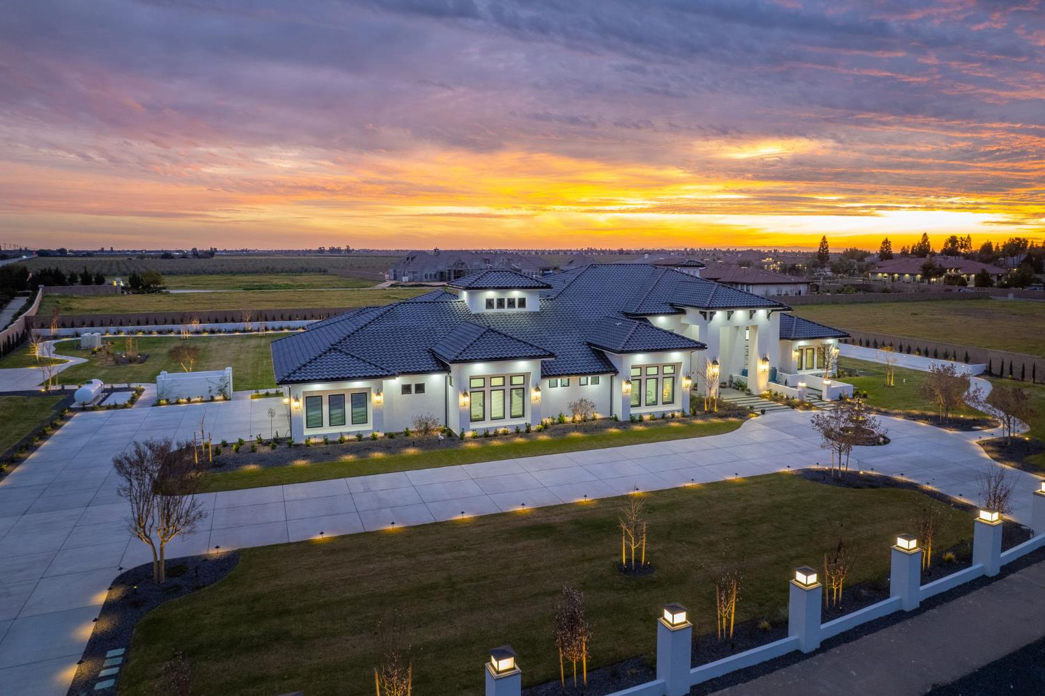 3729 E Queens Ct, Clovis, CA 93619