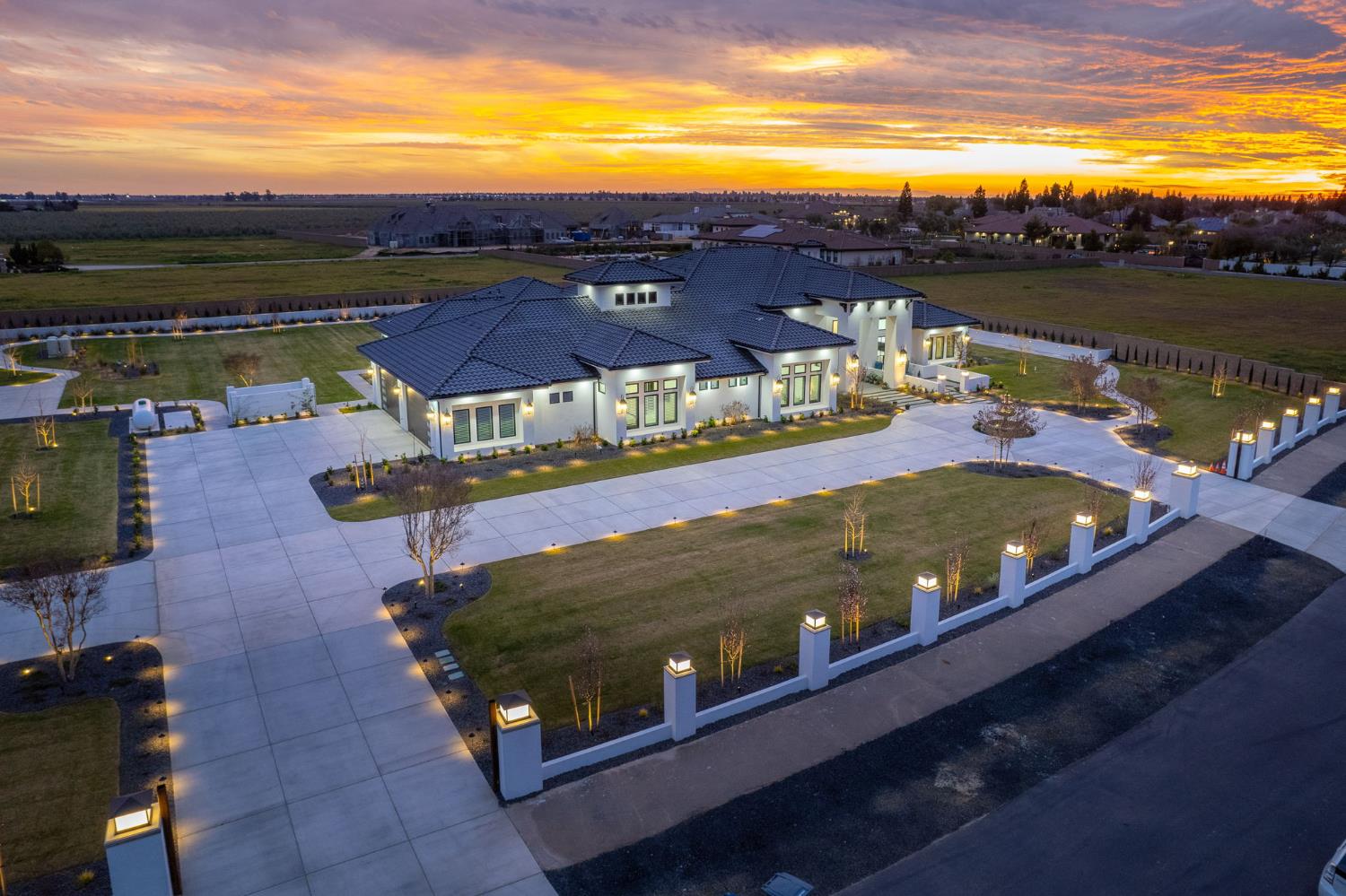 3729 E Queens Ct, Clovis, CA 93619