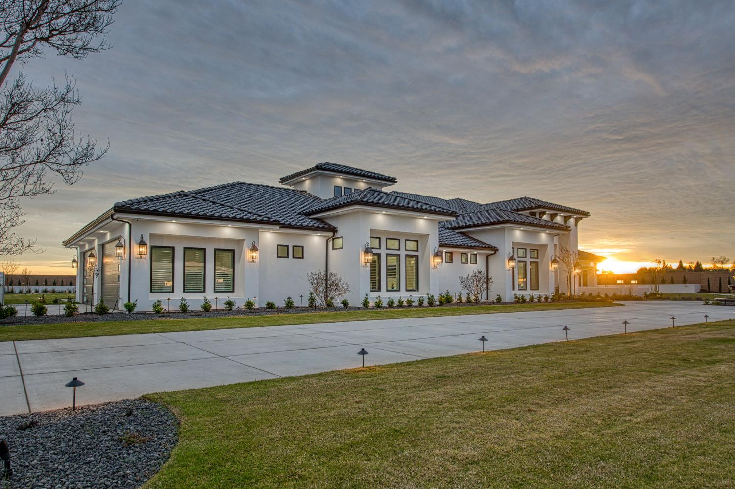 3729 E Queens Ct, Clovis, CA 93619