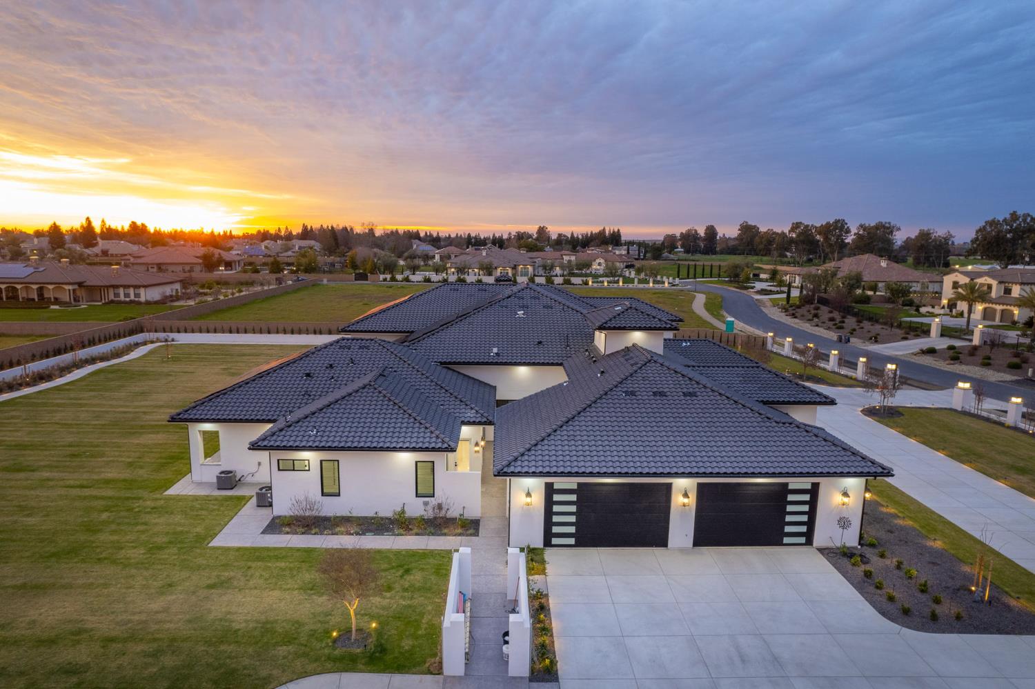 3729 E Queens Ct, Clovis, CA 93619