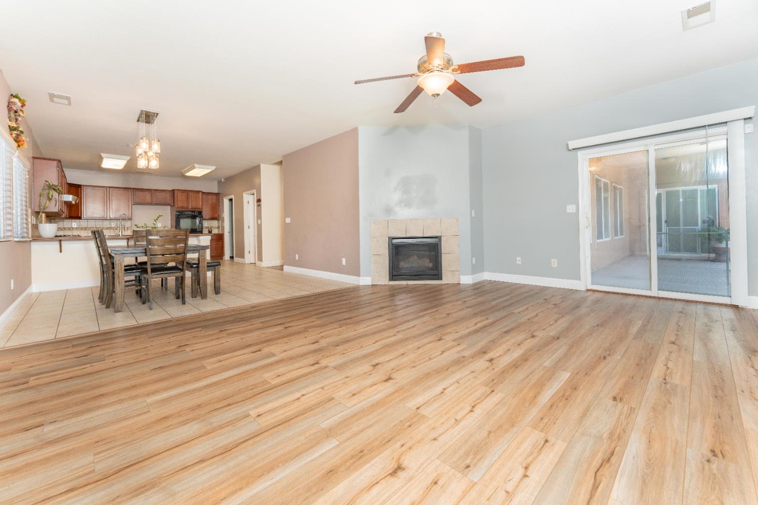 2945 S Arkle St, Visalia, CA 93292