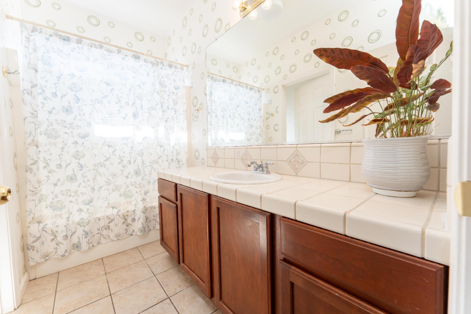 2945 S Arkle St, Visalia, CA 93292