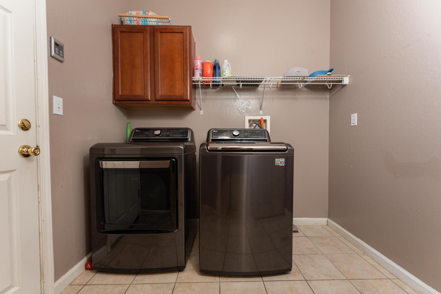 2945 S Arkle St, Visalia, CA 93292