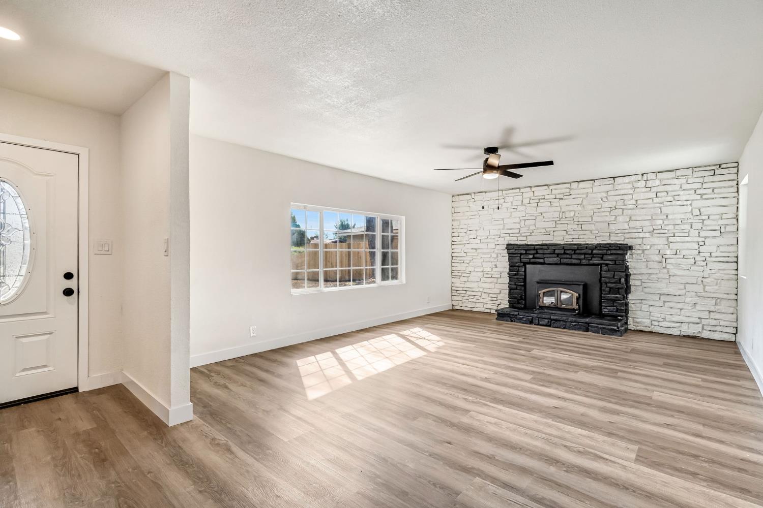 130 W Celeste Ave, Fresno, CA 93704