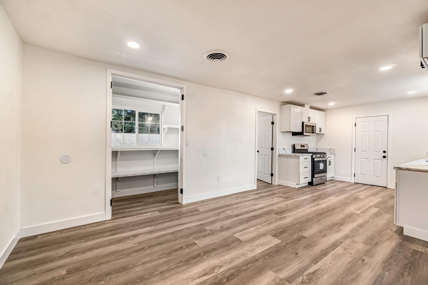 130 W Celeste Ave, Fresno, CA 93704