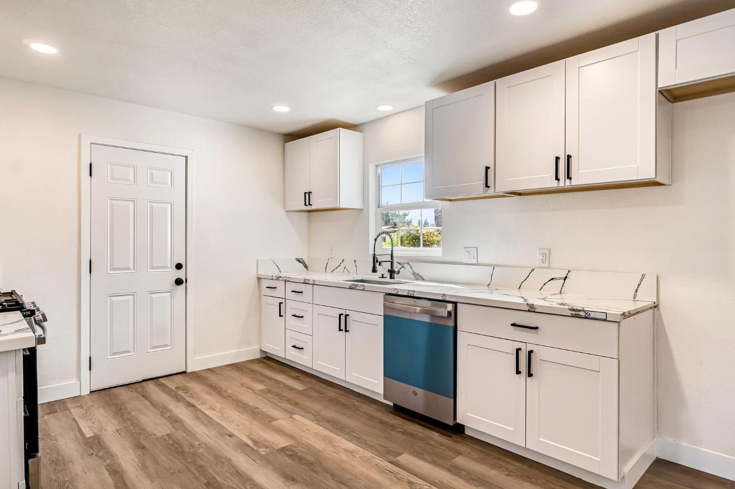 130 W Celeste Ave, Fresno, CA 93704