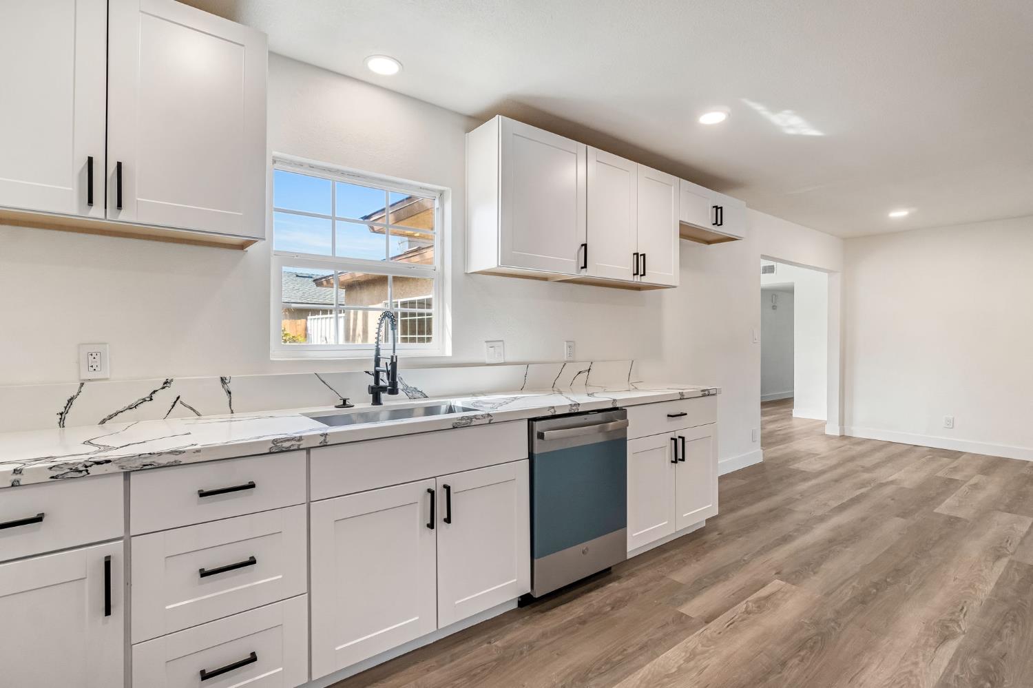 130 W Celeste Ave, Fresno, CA 93704