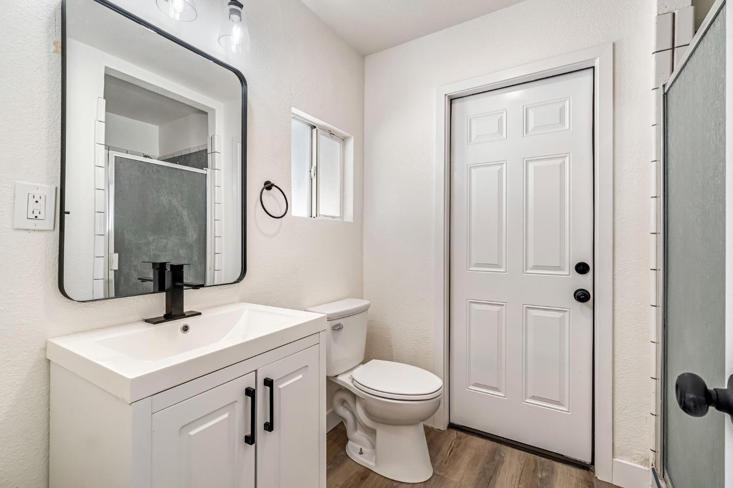 130 W Celeste Ave, Fresno, CA 93704