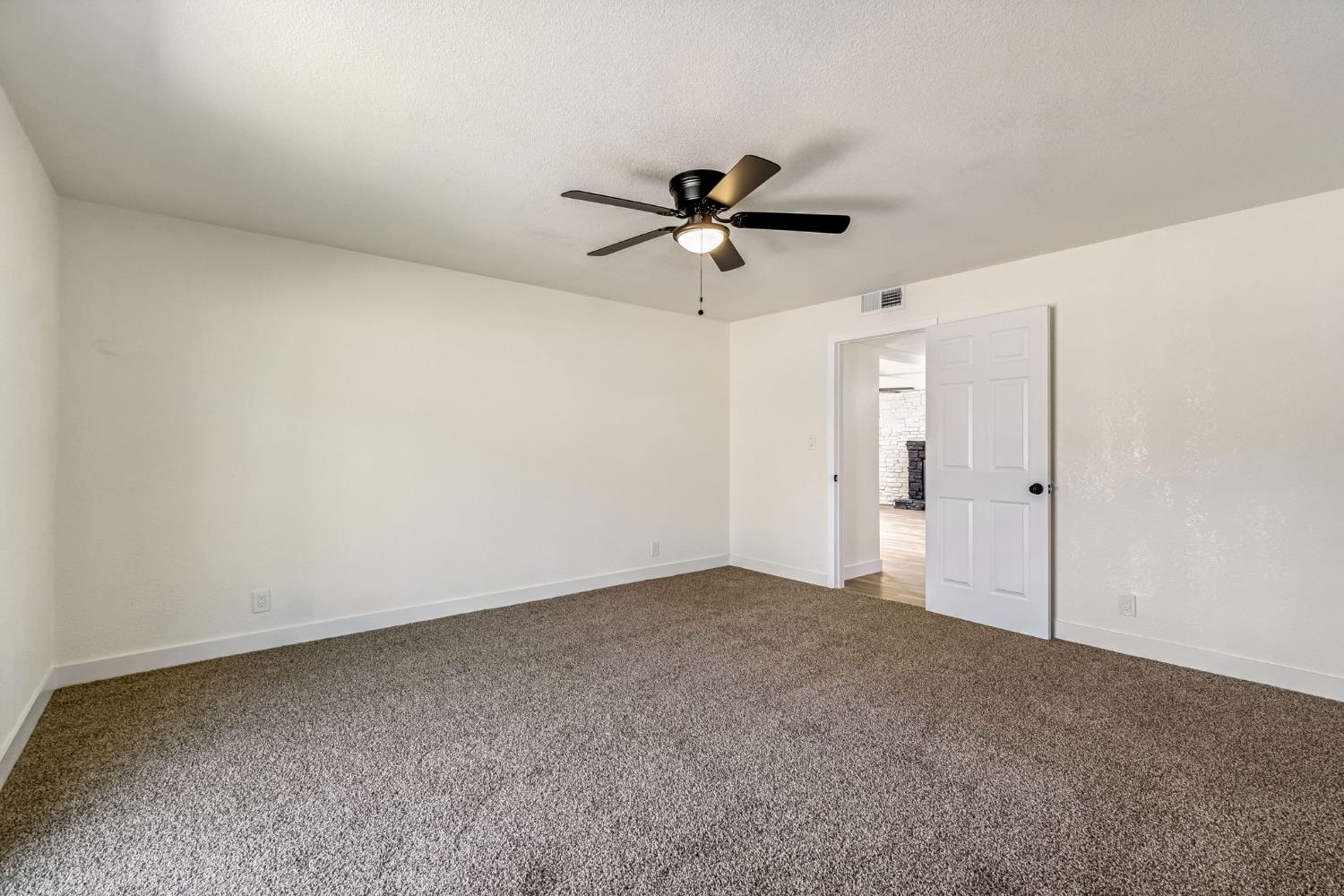 130 W Celeste Ave, Fresno, CA 93704