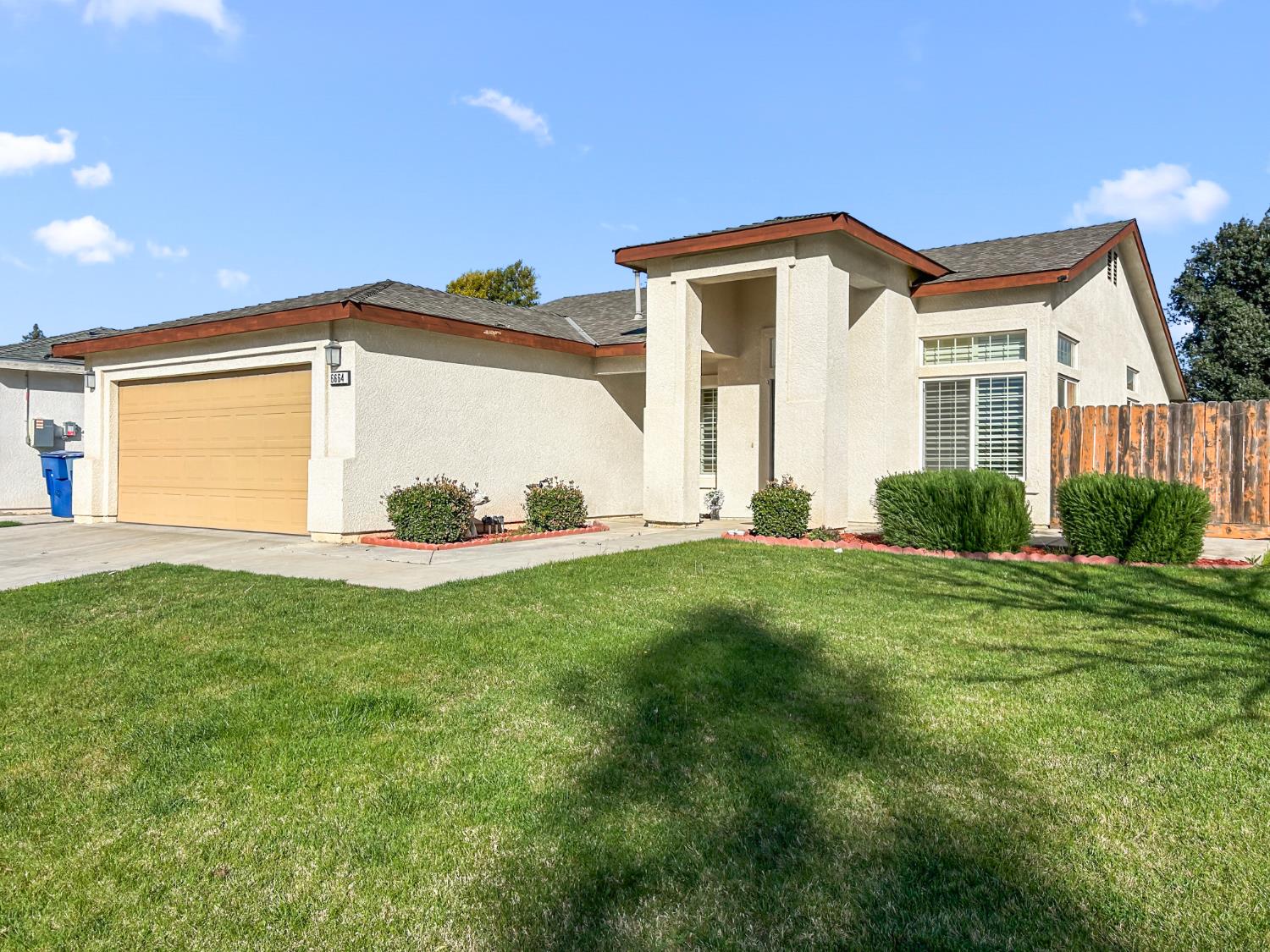 6664 N Katy Ln, Fresno, CA 93722