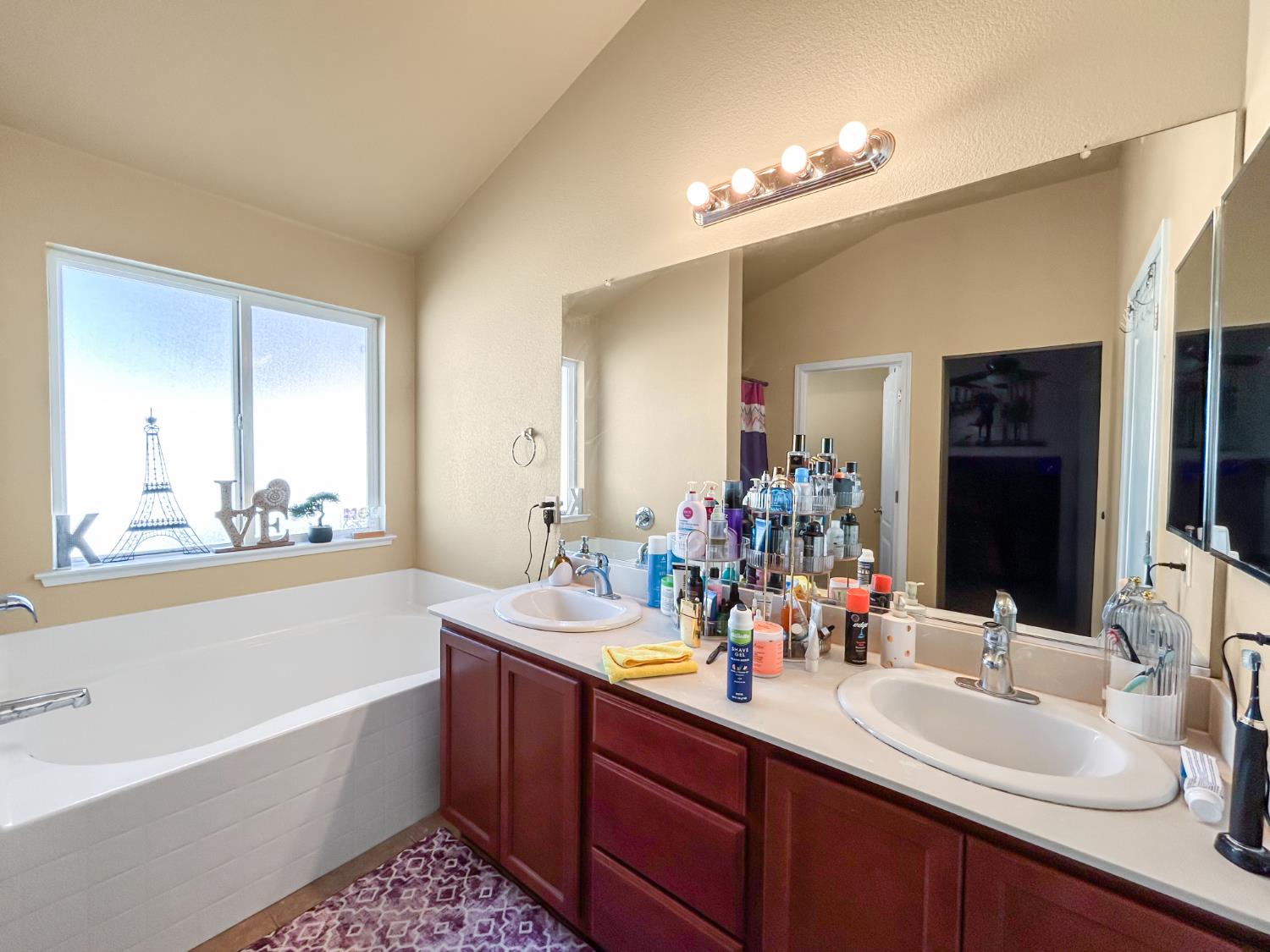 6664 N Katy Ln, Fresno, CA 93722