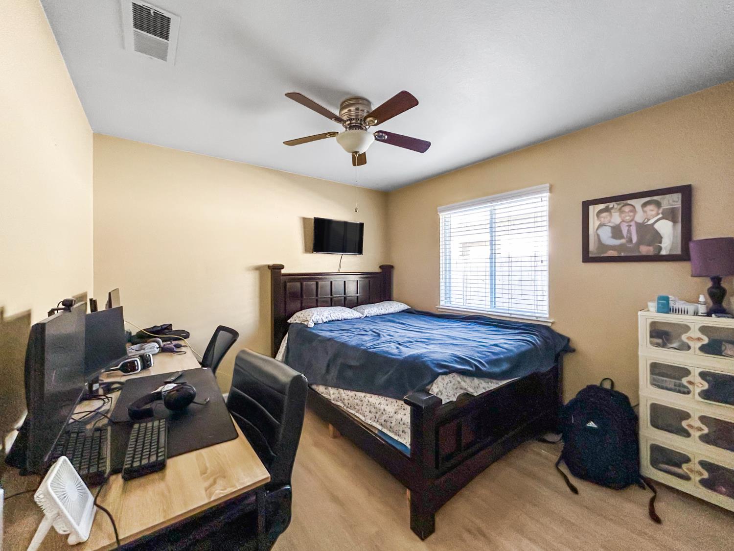 6664 N Katy Ln, Fresno, CA 93722