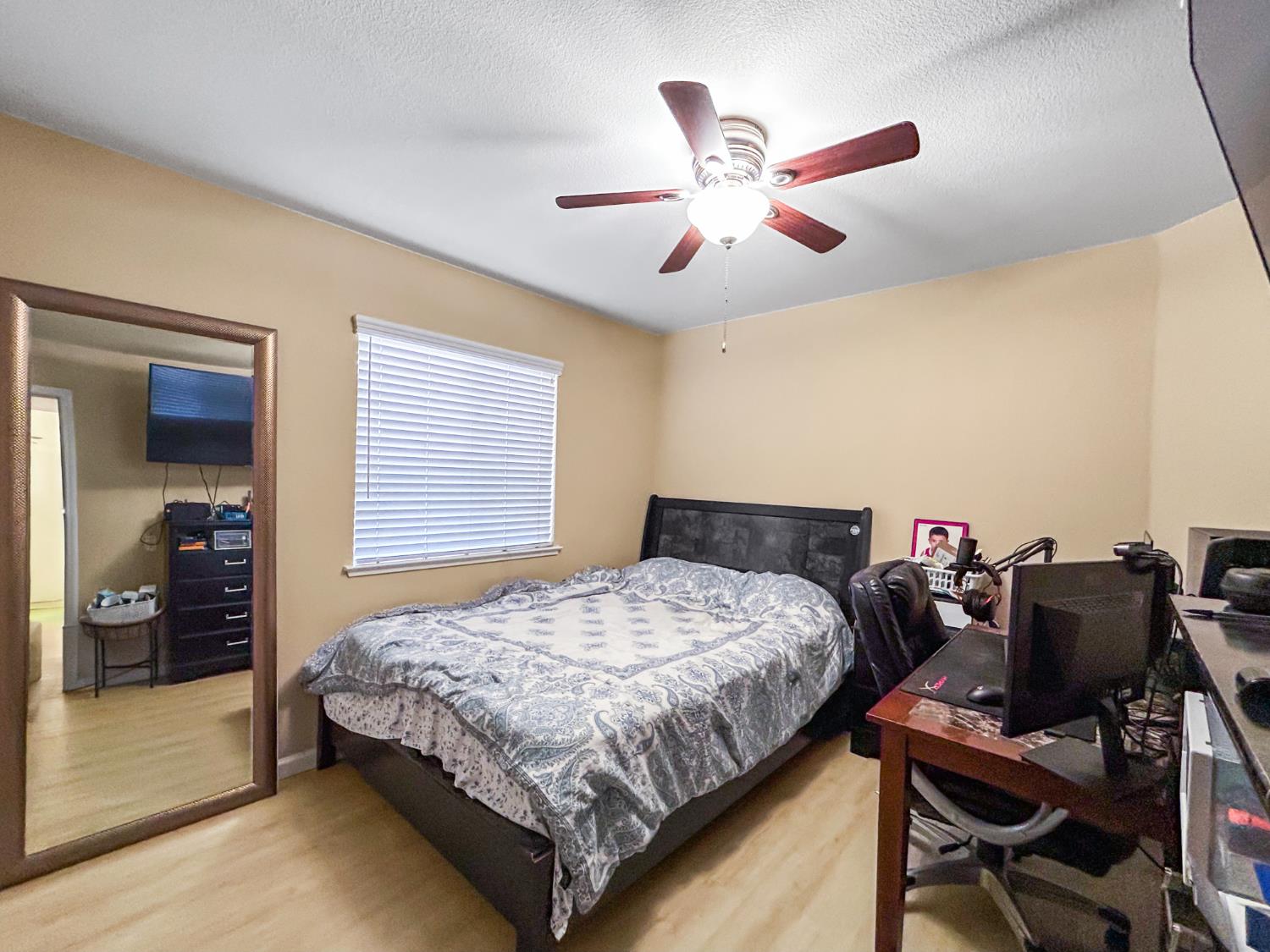 6664 N Katy Ln, Fresno, CA 93722