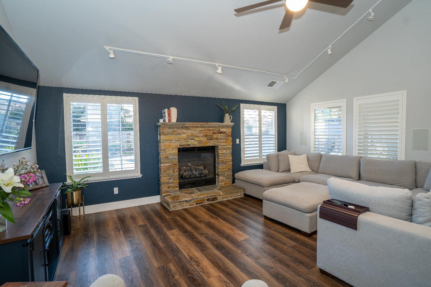 684 W Chennault Ave, Clovis, CA 93611