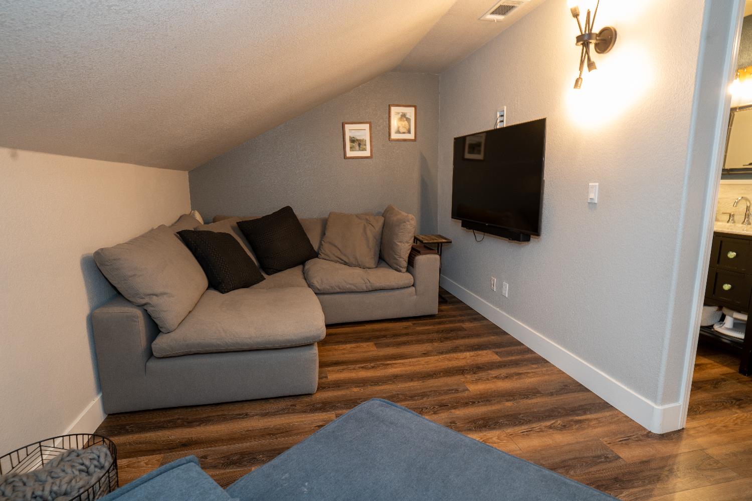 684 W Chennault Ave, Clovis, CA 93611