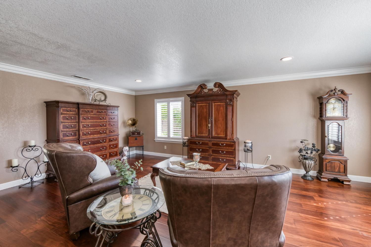 2051 Los Altos Ave, Clovis, CA 93611