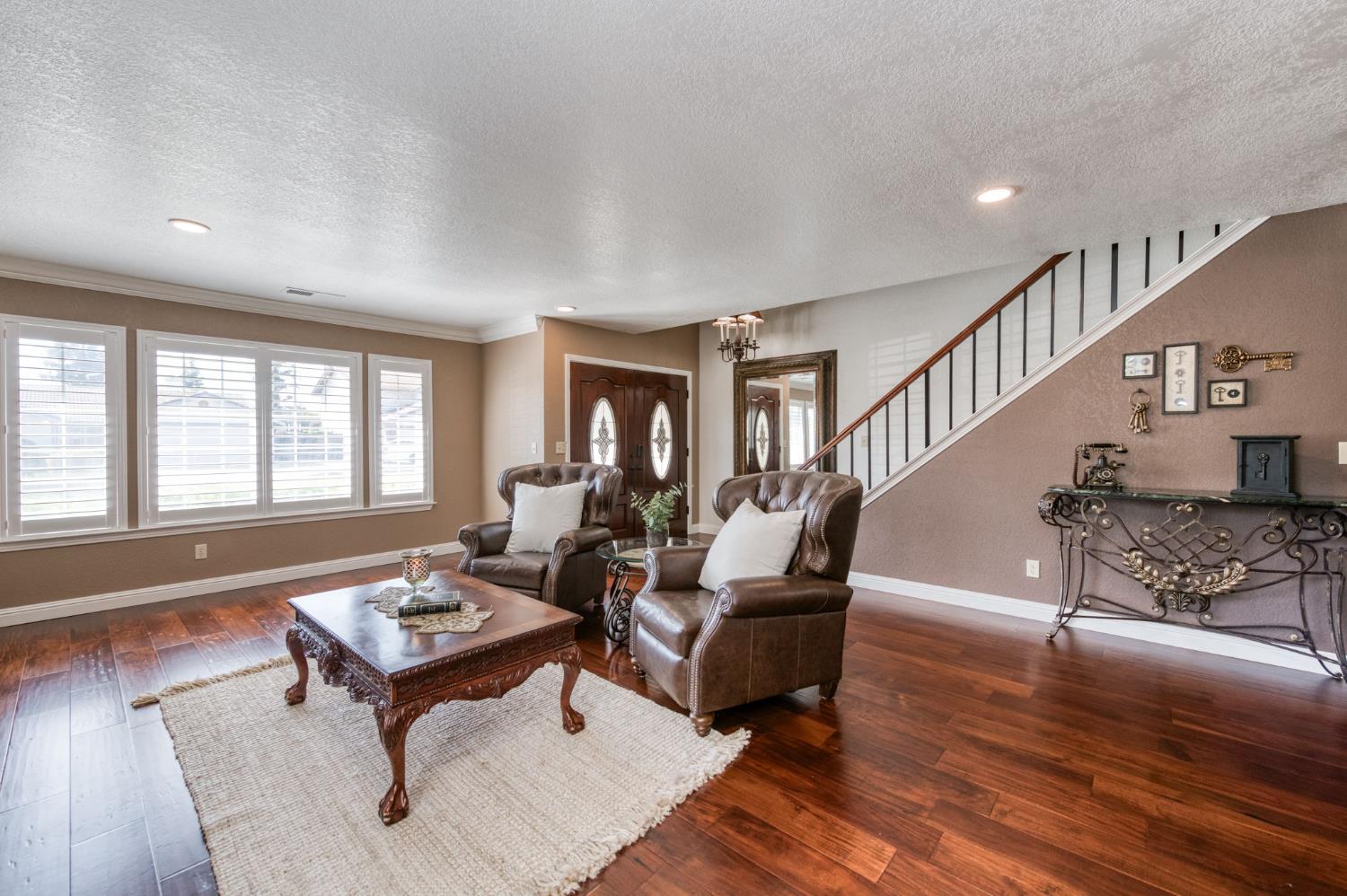 2051 Los Altos Ave, Clovis, CA 93611