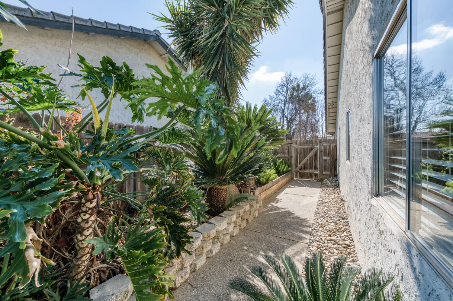 2051 Los Altos Ave, Clovis, CA 93611