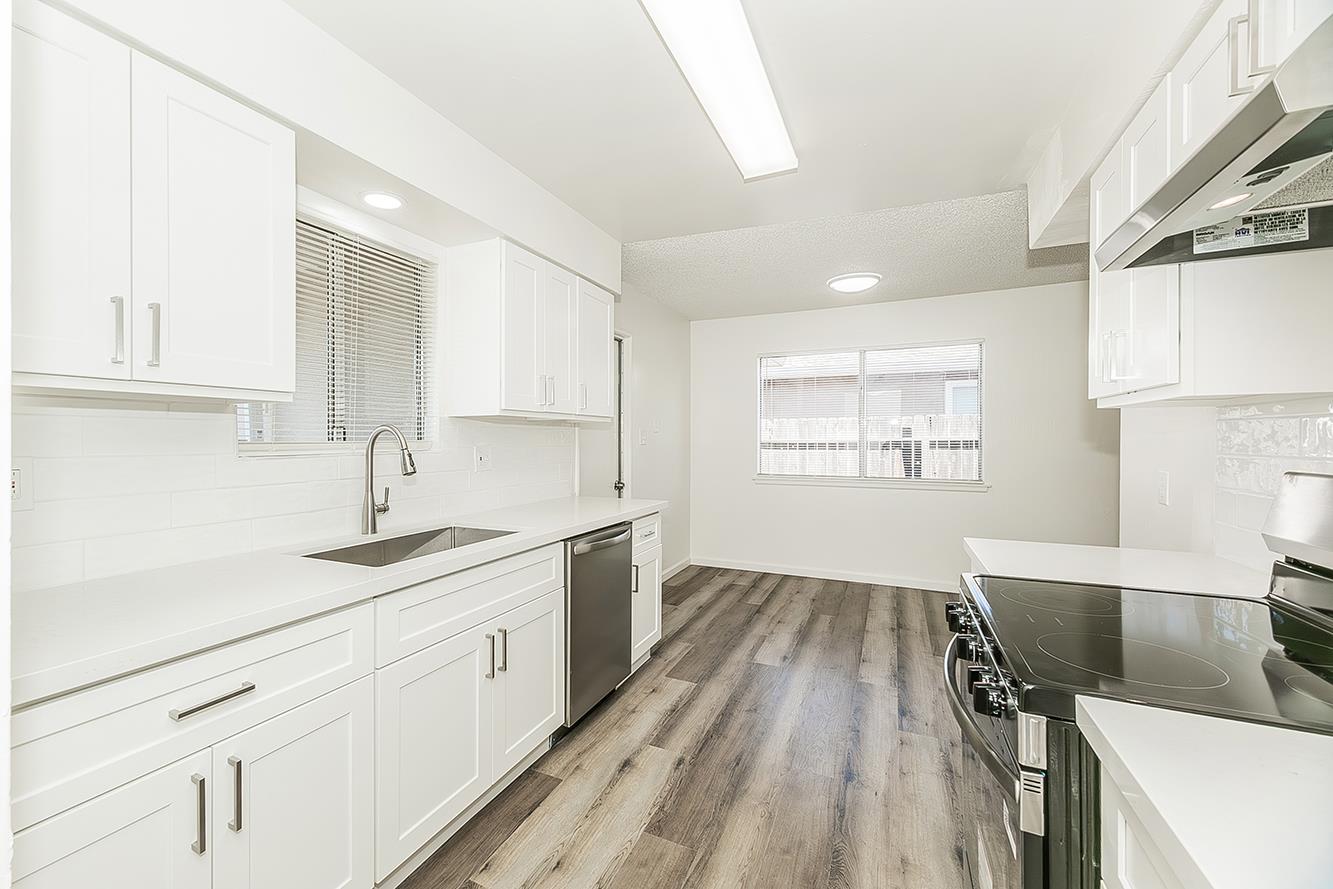 916 W Holland, Clovis, CA 93612