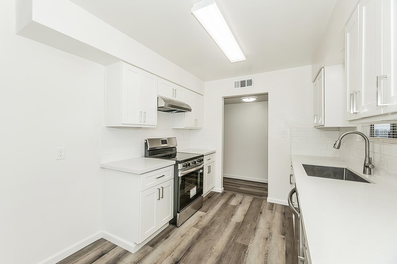 916 W Holland, Clovis, CA 93612