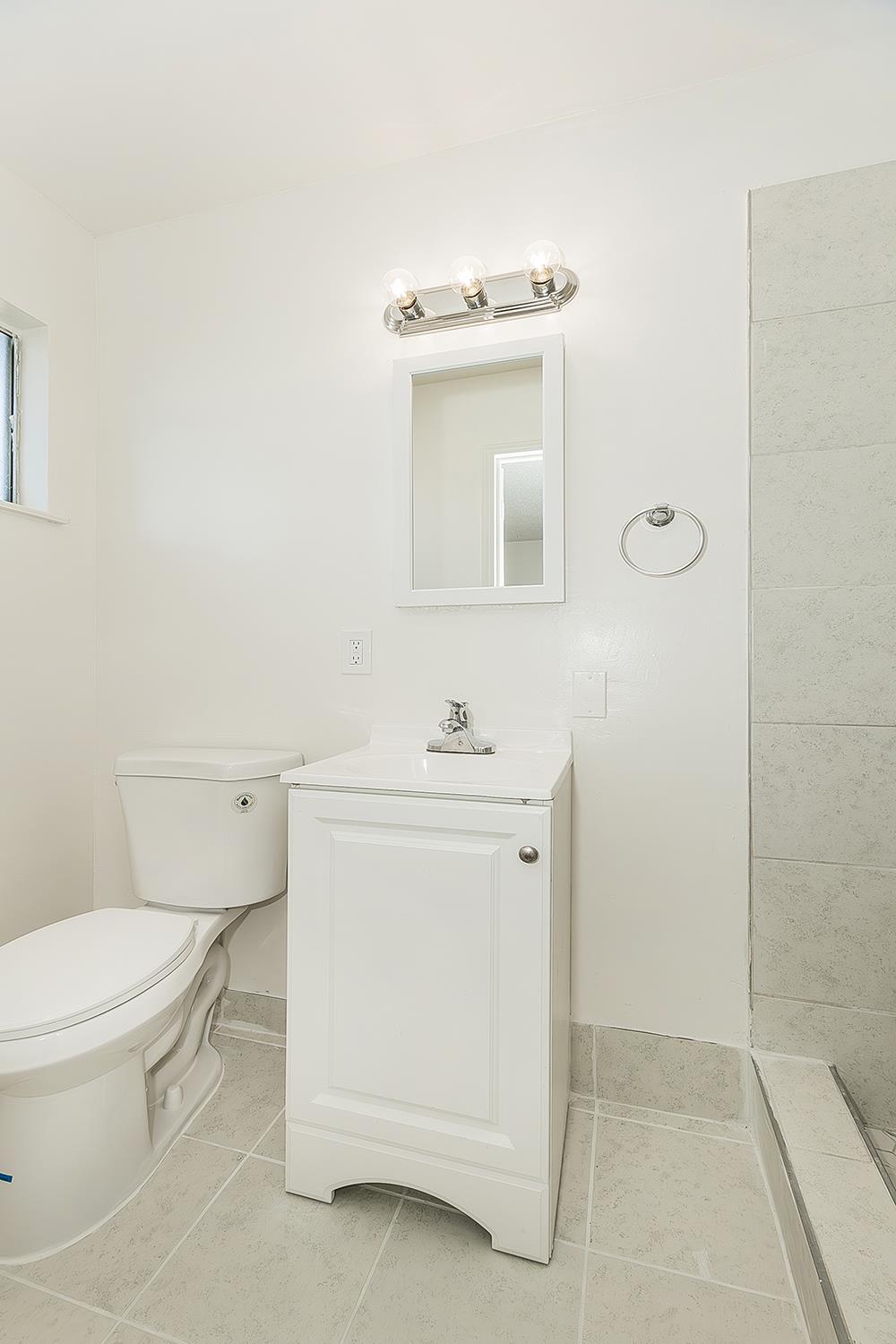 916 W Holland, Clovis, CA 93612