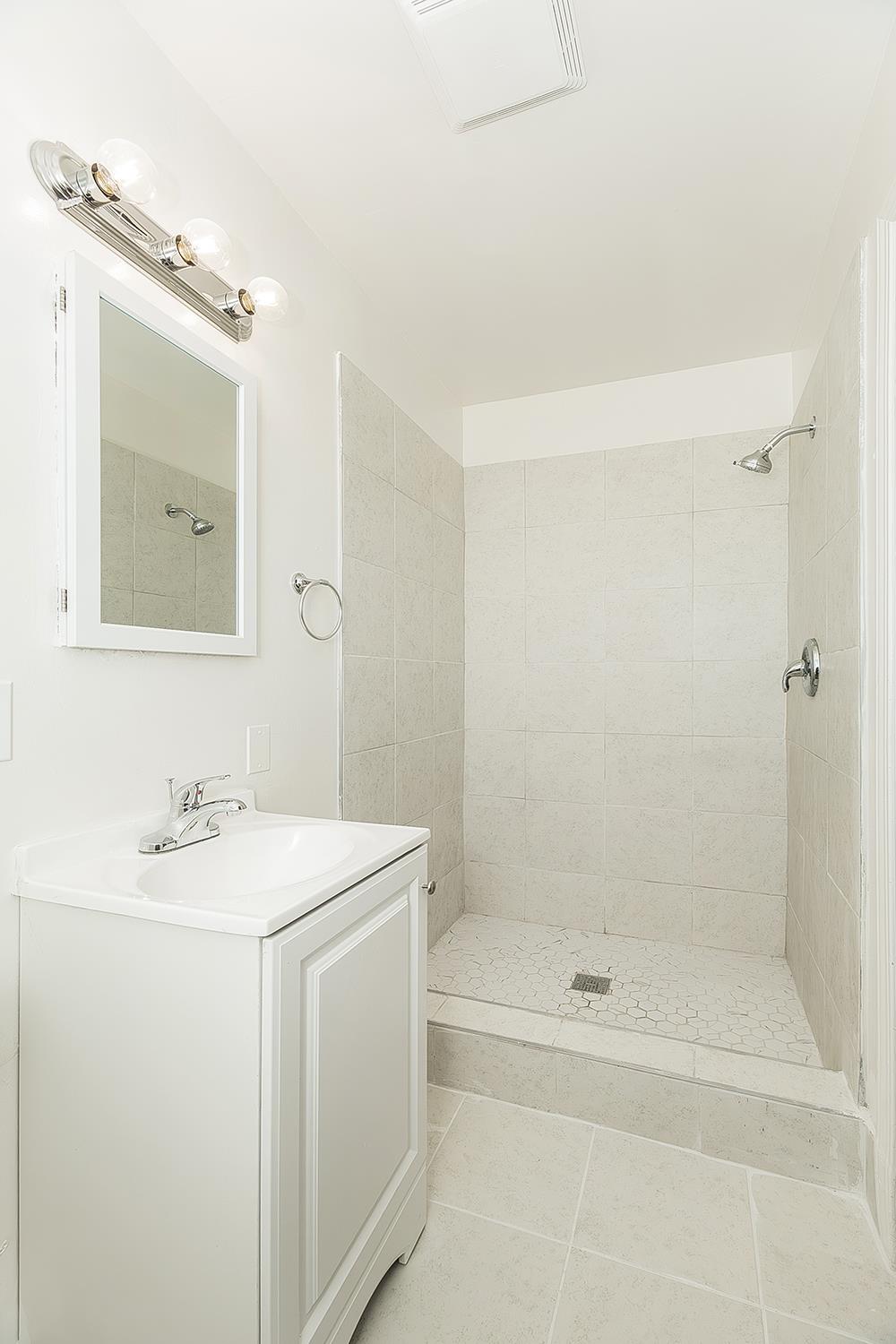 916 W Holland, Clovis, CA 93612