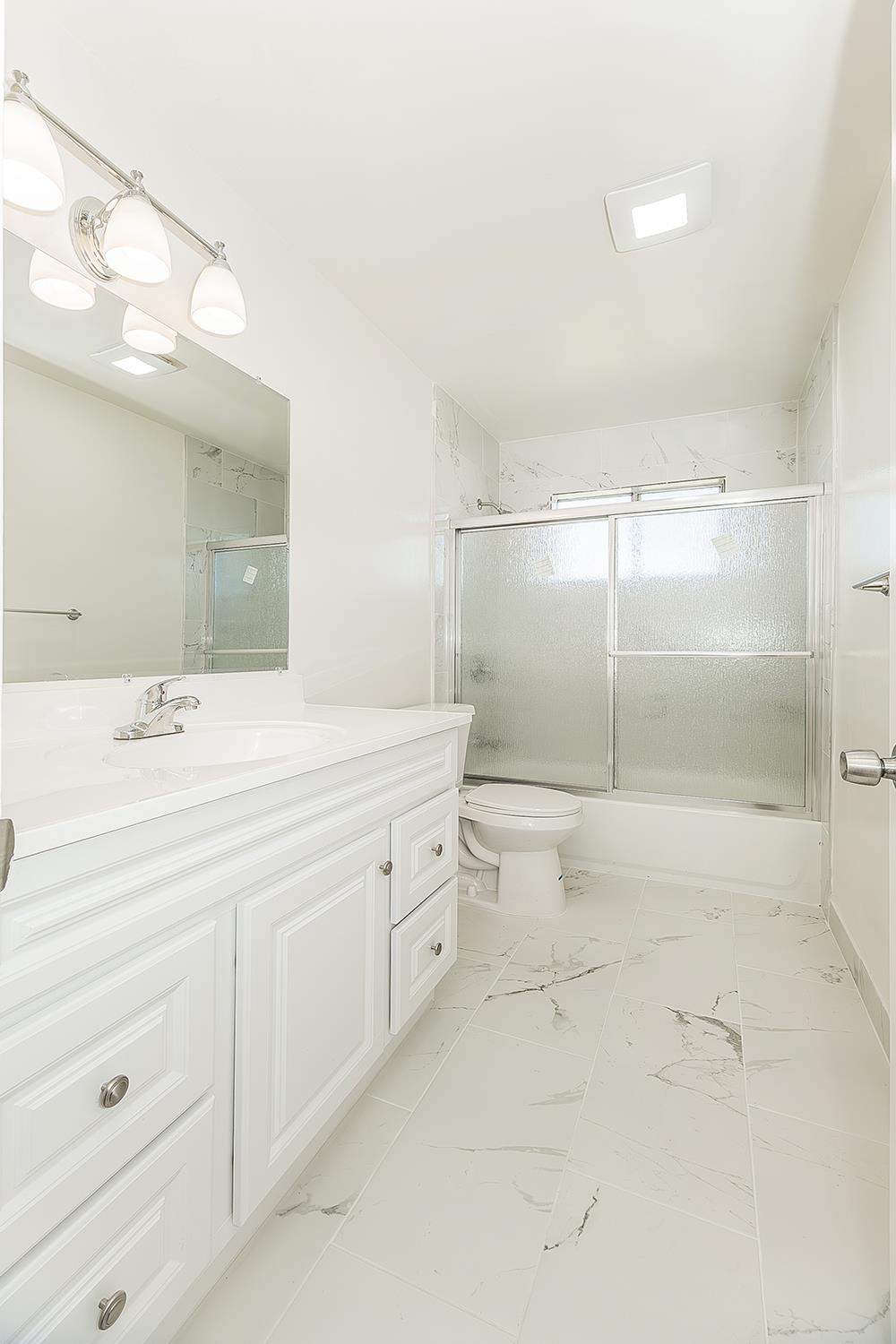 916 W Holland, Clovis, CA 93612