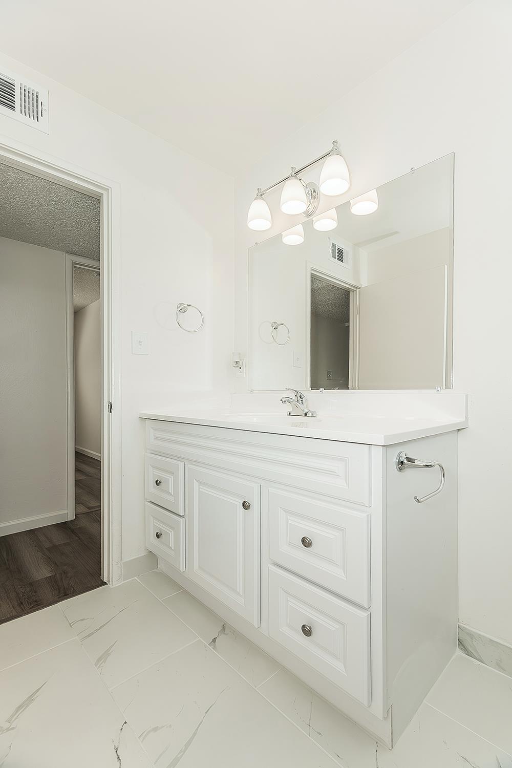 916 W Holland, Clovis, CA 93612