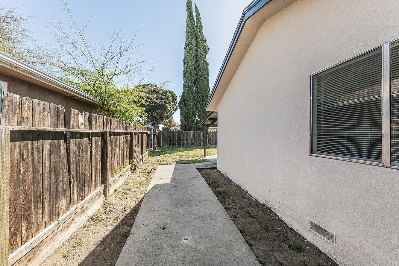 916 W Holland, Clovis, CA 93612