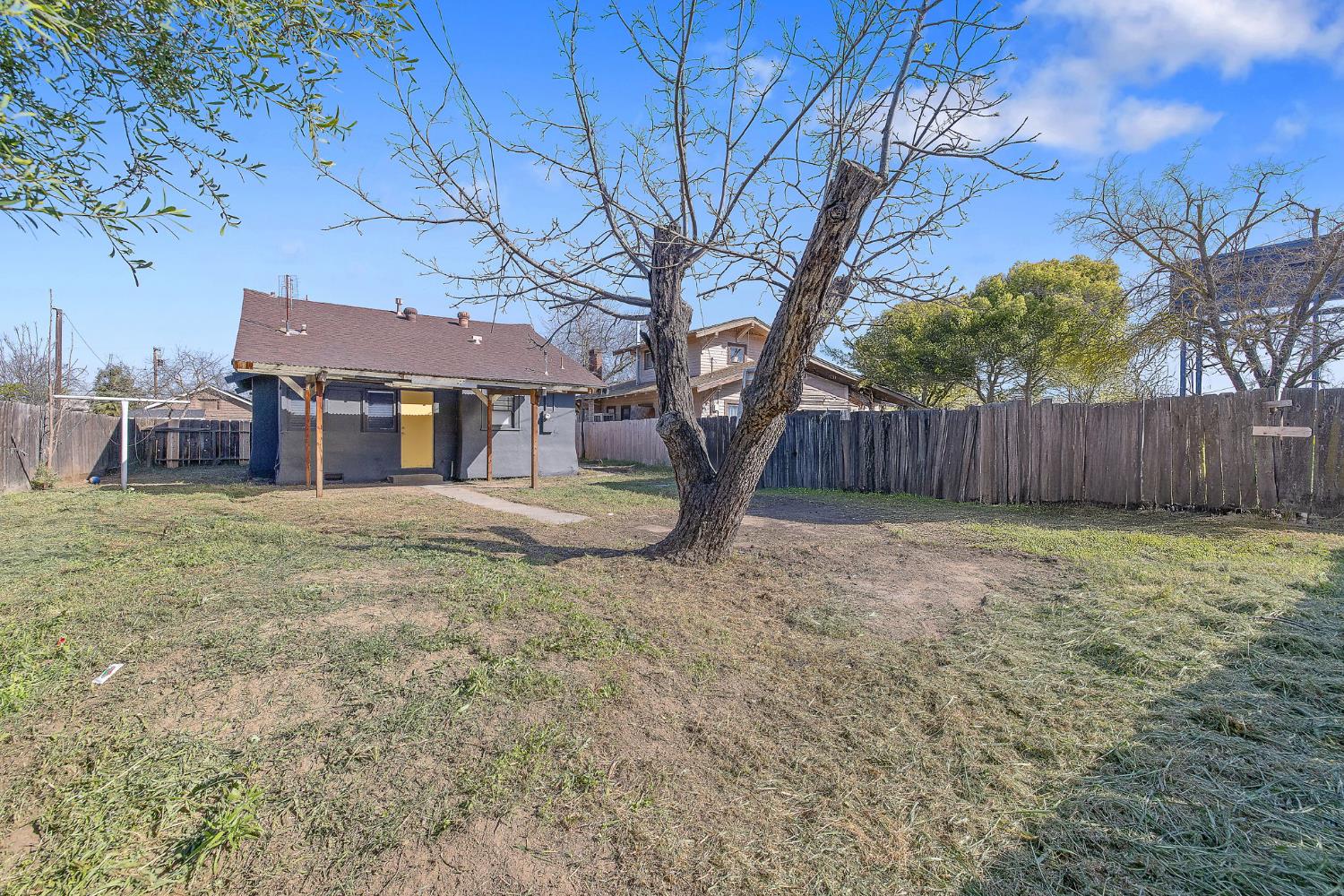 1247 N Ferger Ave, Fresno, CA 93728