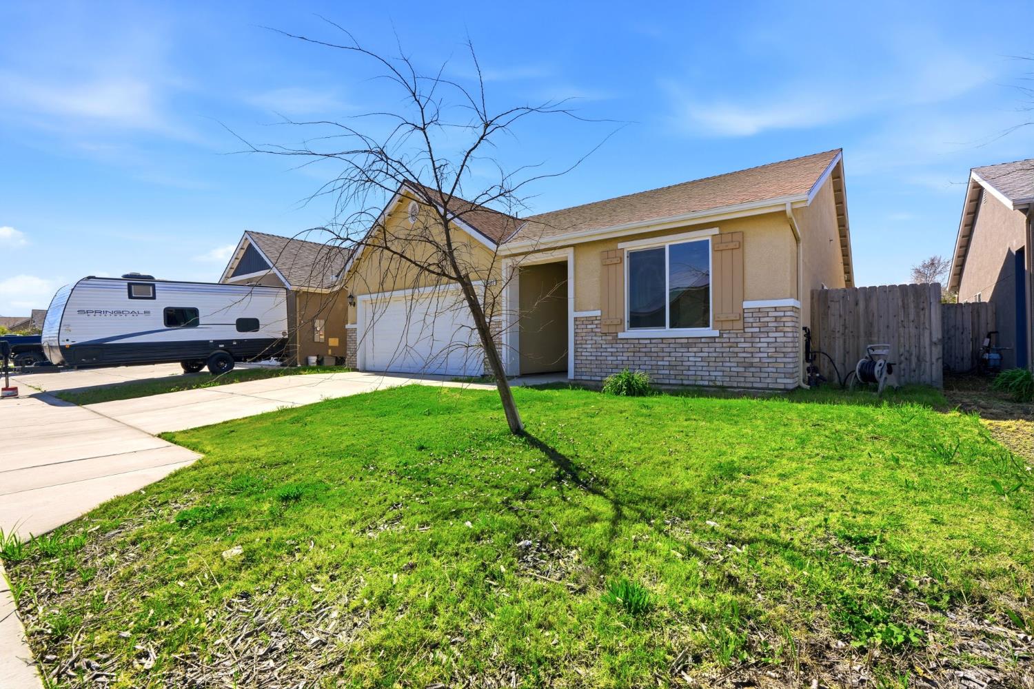 10692 Daisy Way, Armona, CA 93202