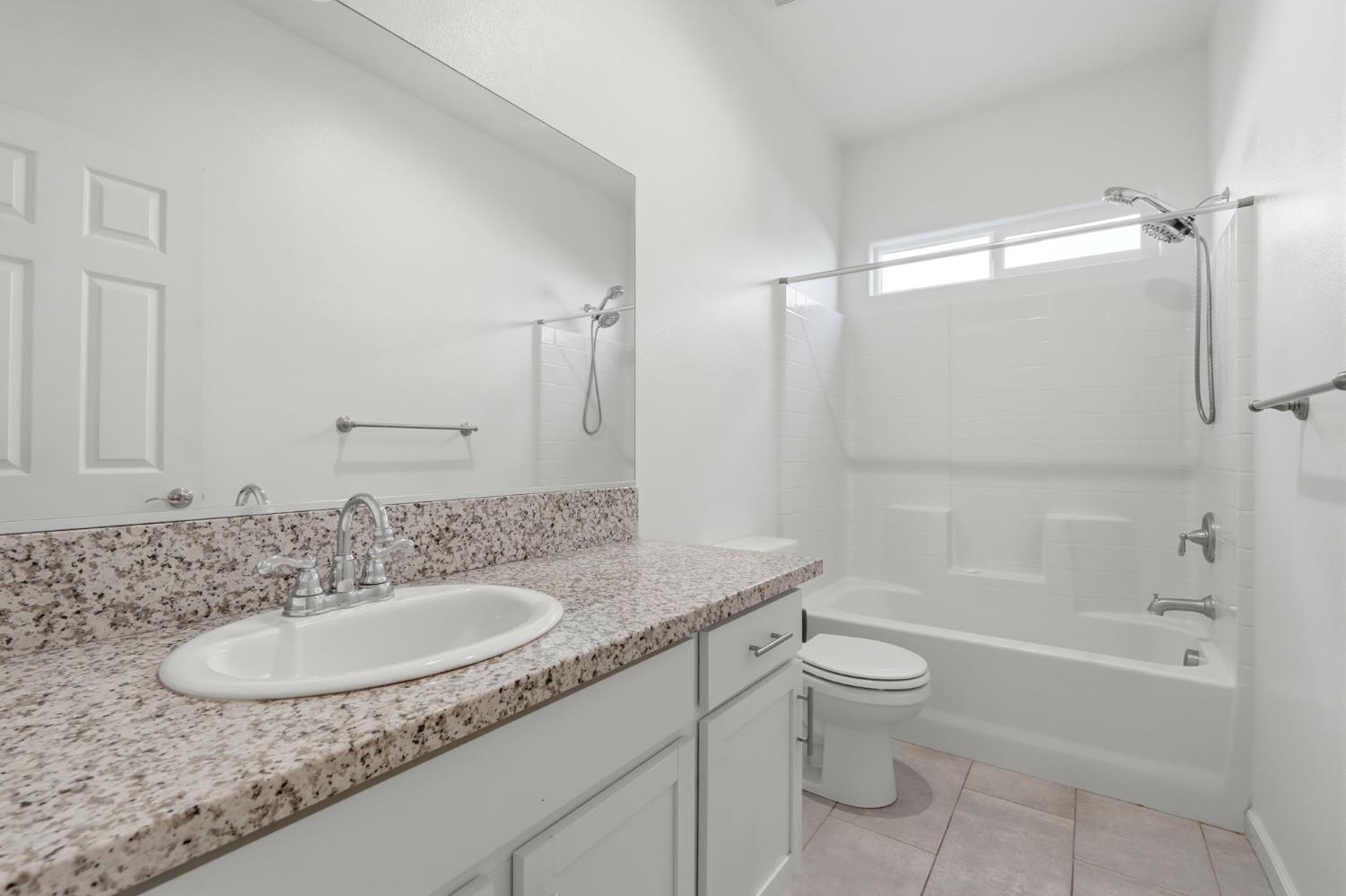 10692 Daisy Way, Armona, CA 93202