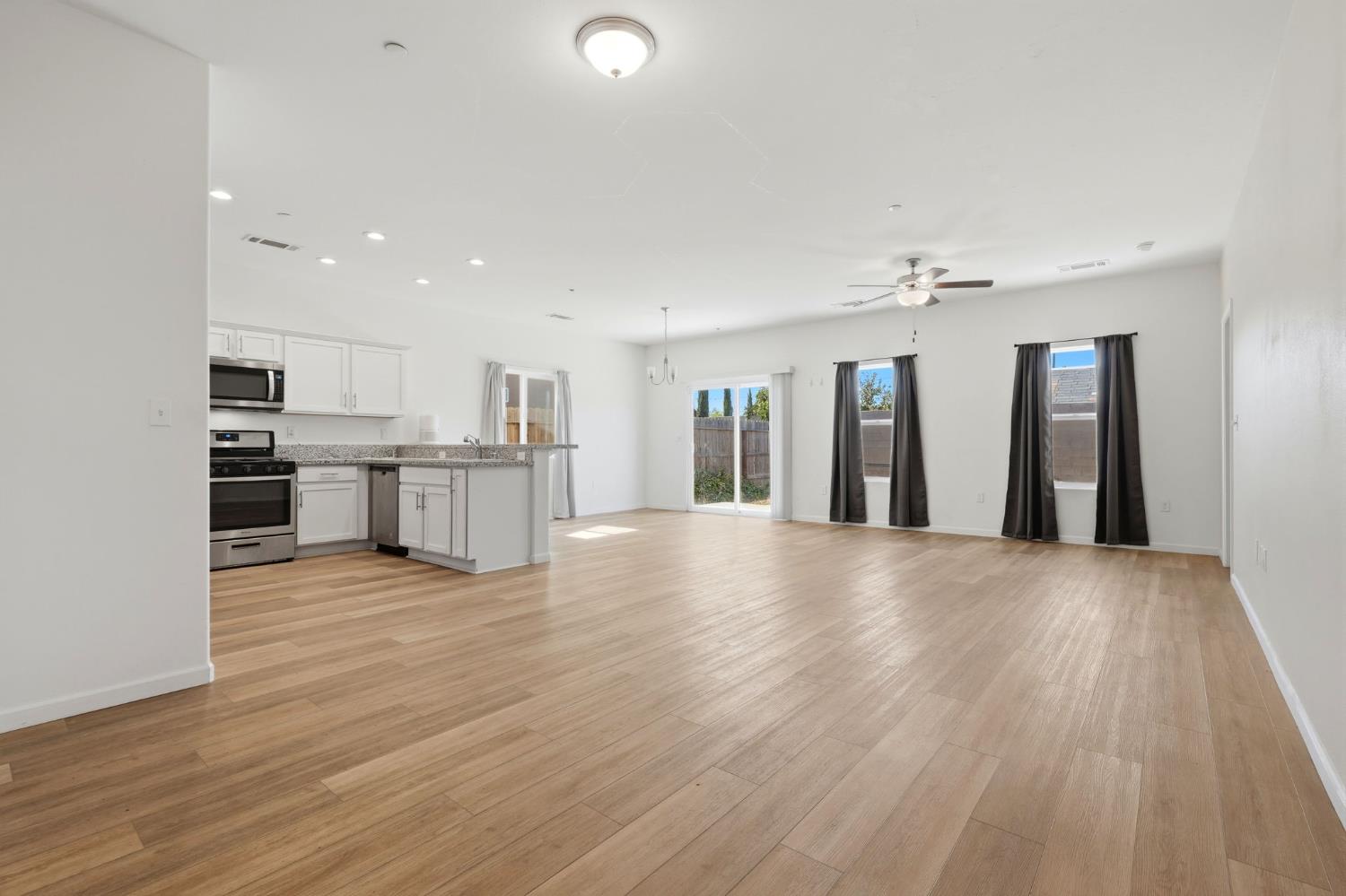 10692 Daisy Way, Armona, CA 93202