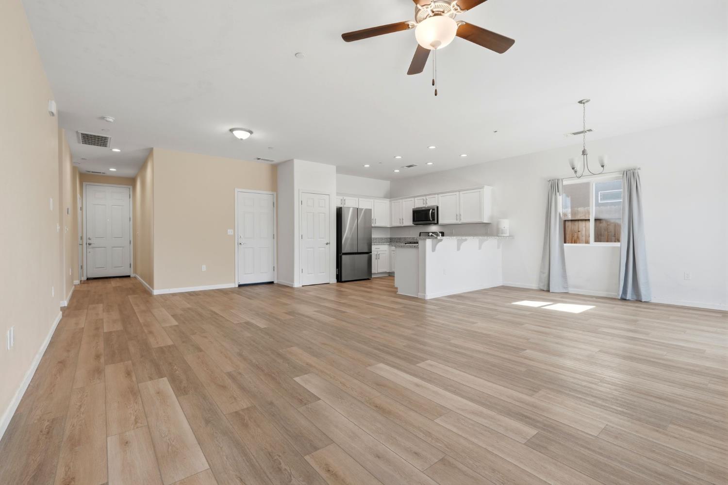 10692 Daisy Way, Armona, CA 93202