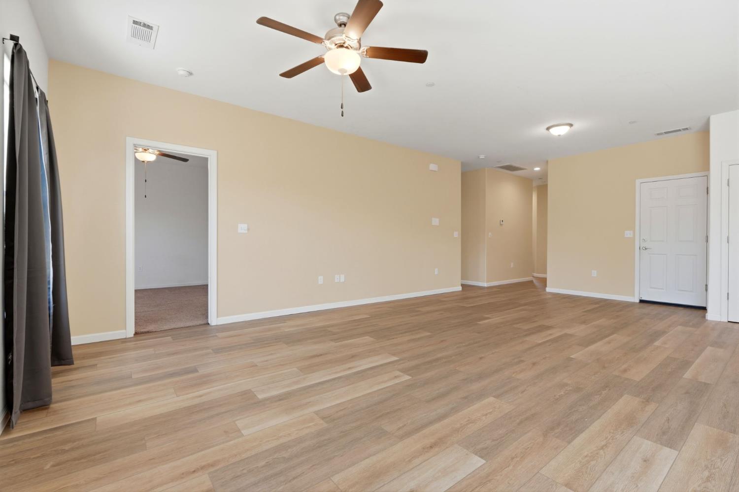 10692 Daisy Way, Armona, CA 93202