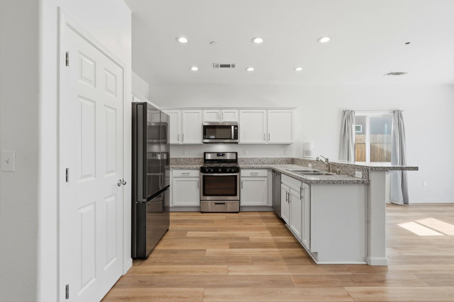 10692 Daisy Way, Armona, CA 93202