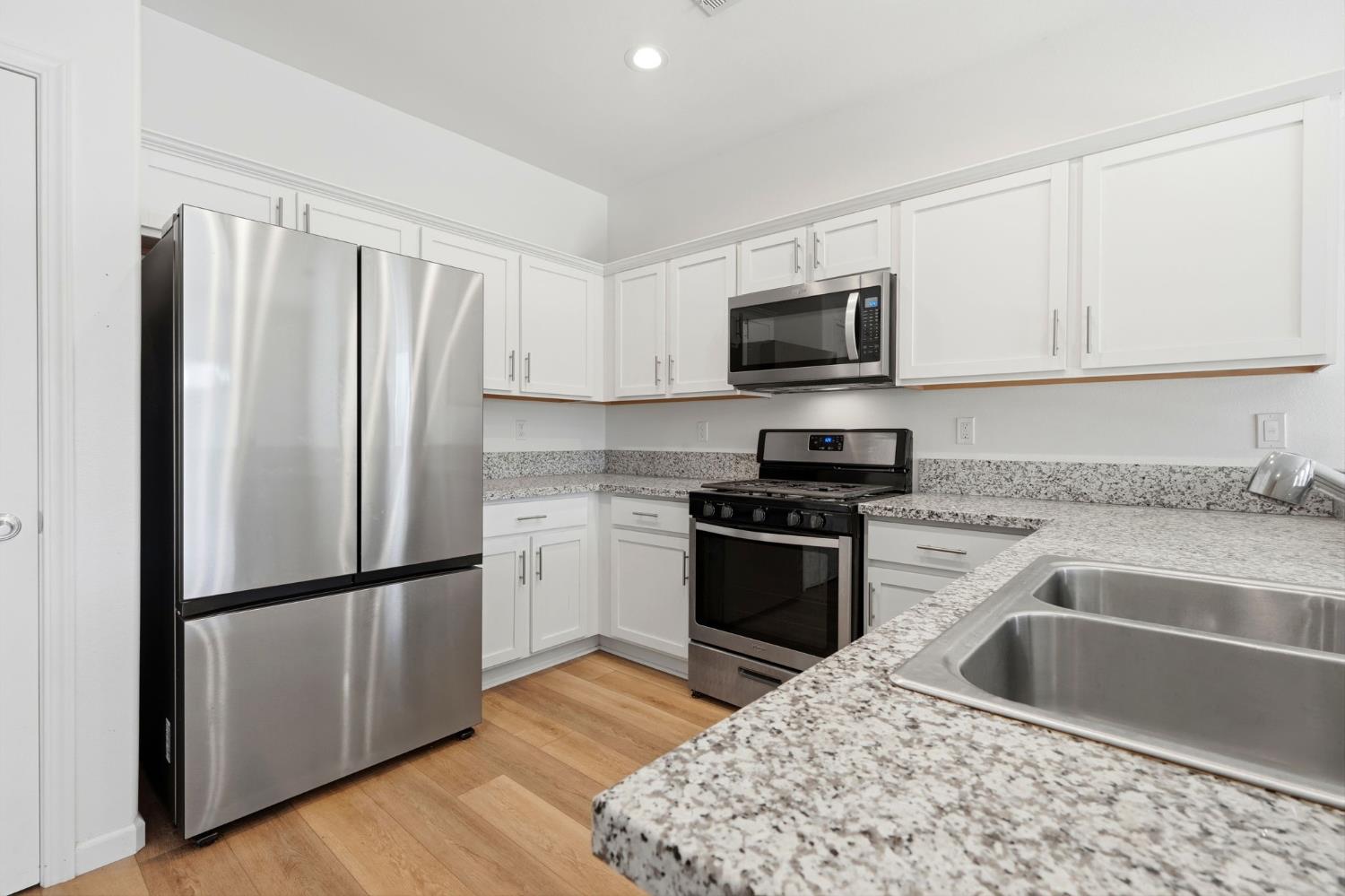 10692 Daisy Way, Armona, CA 93202