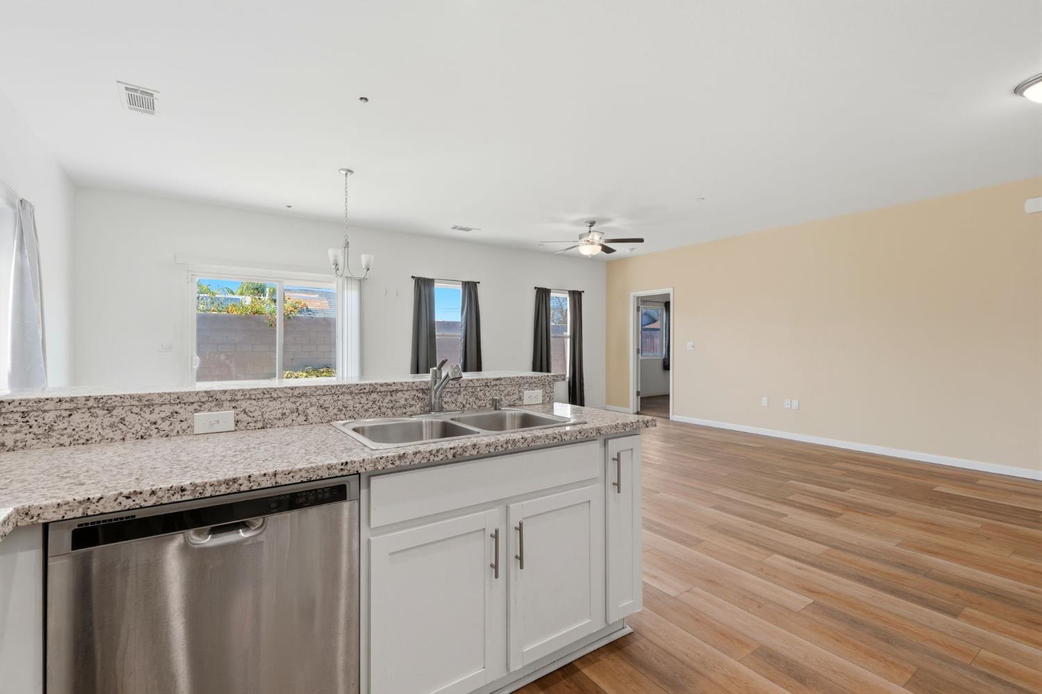 10692 Daisy Way, Armona, CA 93202