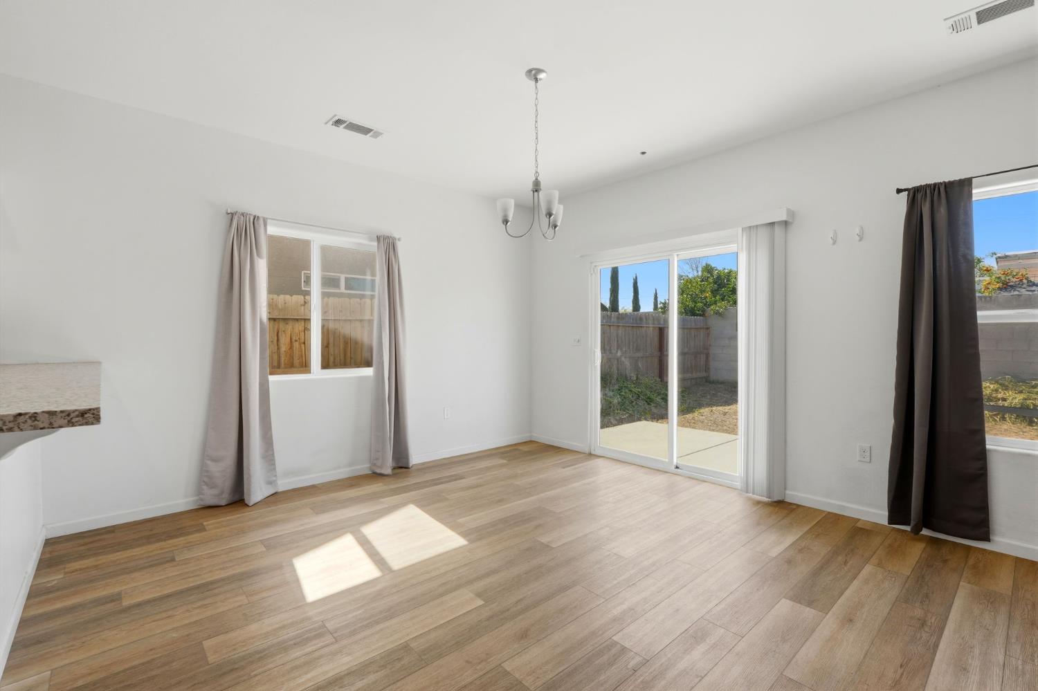 10692 Daisy Way, Armona, CA 93202