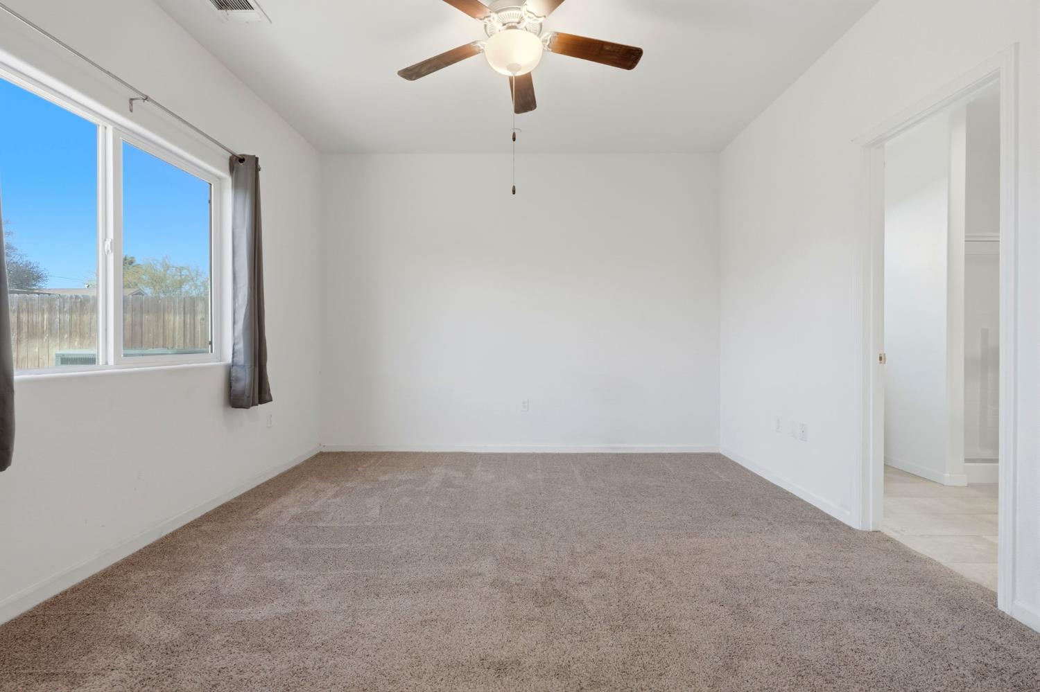 10692 Daisy Way, Armona, CA 93202