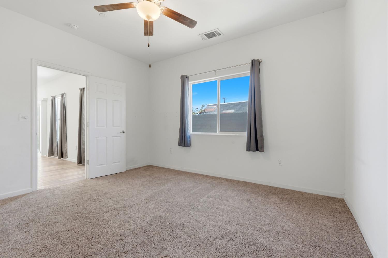 10692 Daisy Way, Armona, CA 93202