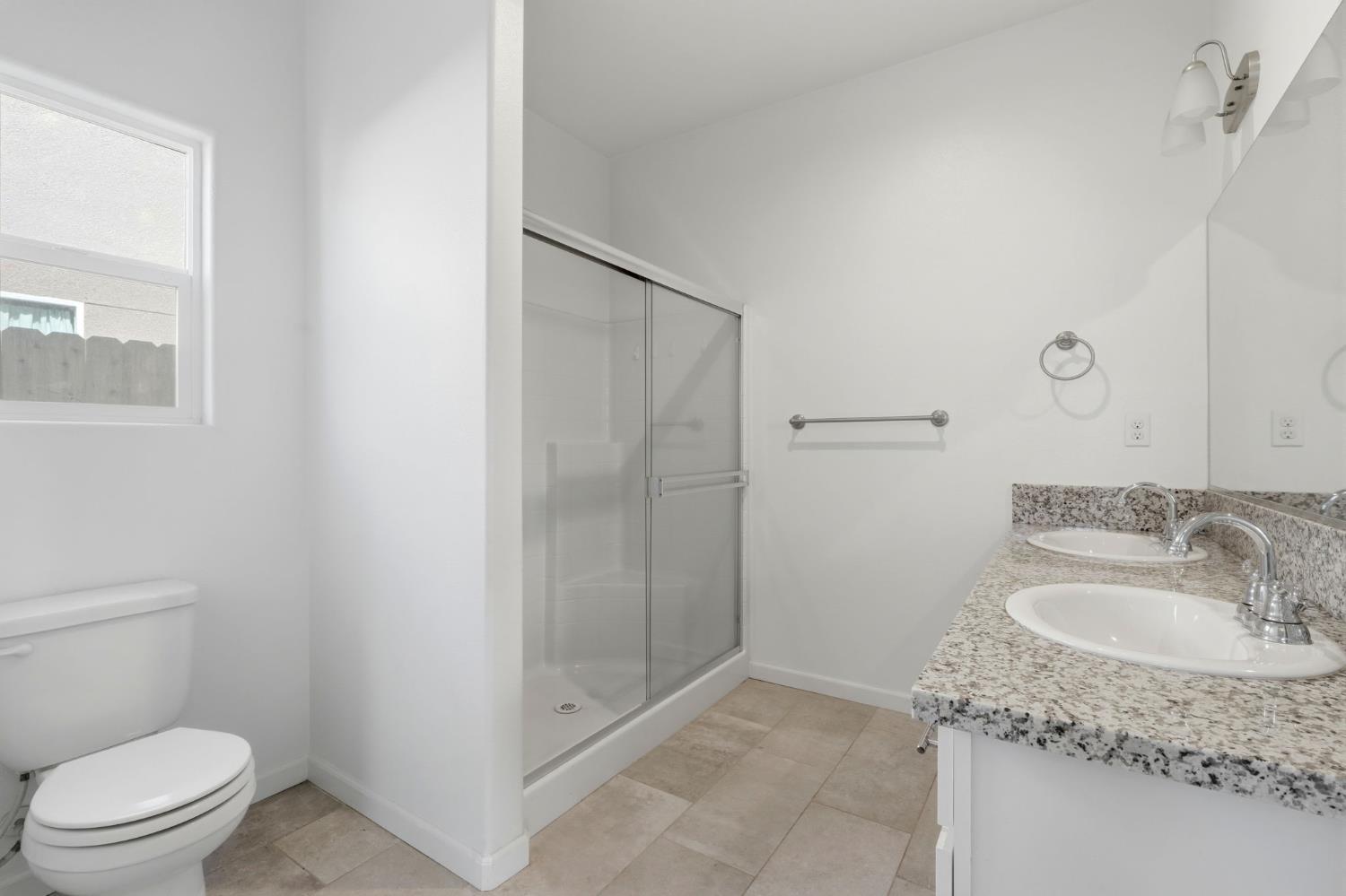 10692 Daisy Way, Armona, CA 93202