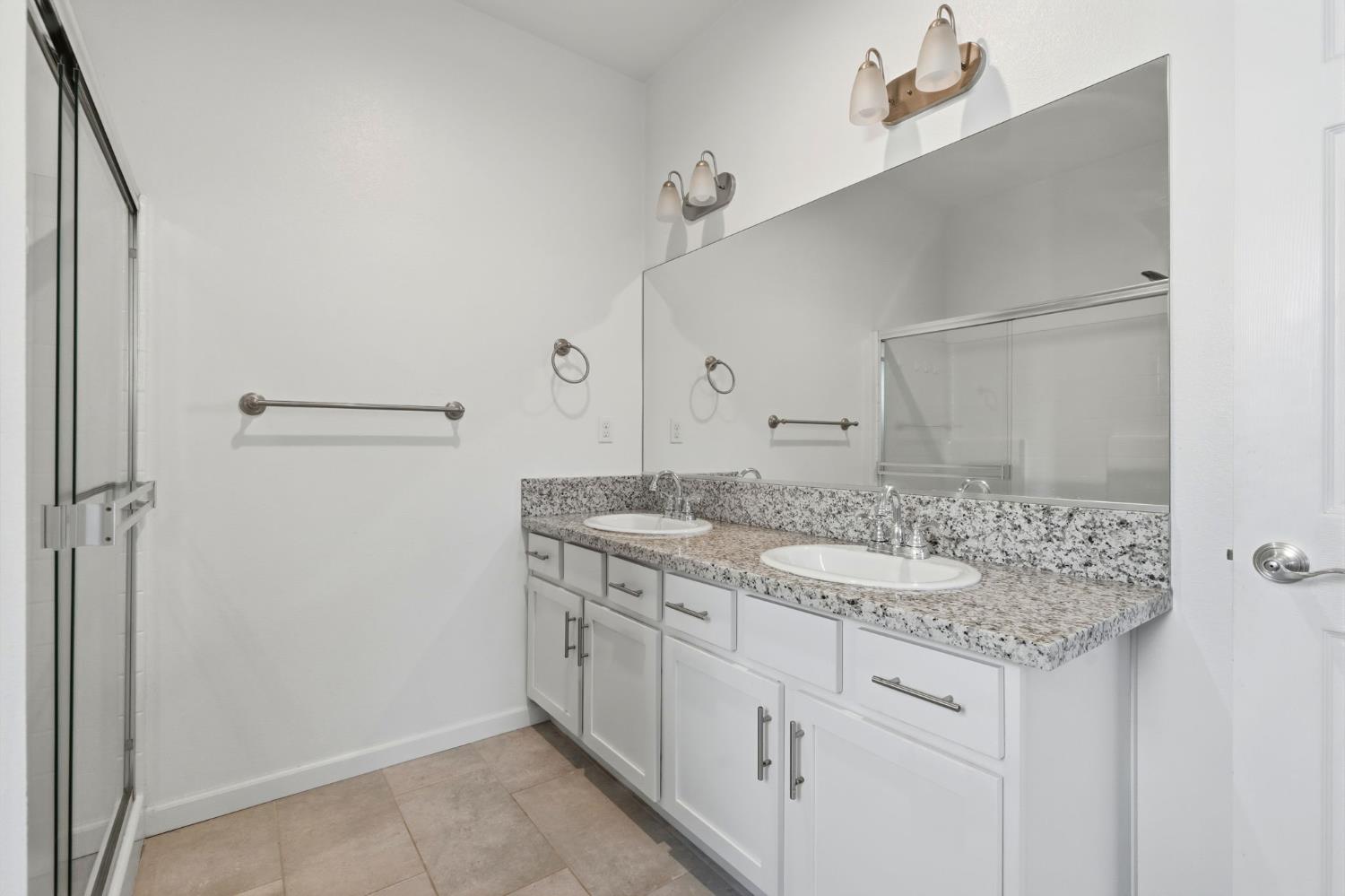 10692 Daisy Way, Armona, CA 93202